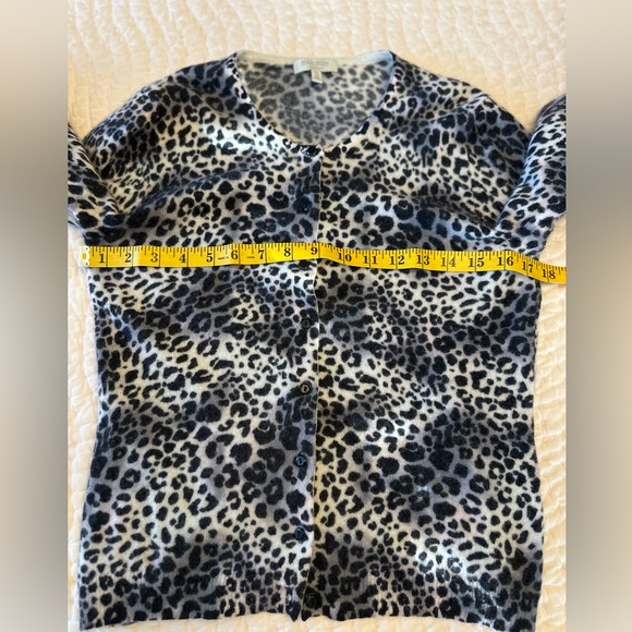 Cashmere Madison Gray and Black Animal Print Cardigan Women’s Medium #CBK - Picture 4 of 5